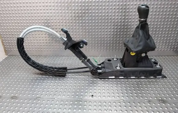 Volkswagen Polo VI Gear selector/shifter in gearbox S18031714 2Q0711049J
