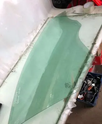 Volvo XC60 Front door window glass four-door 43r000929
