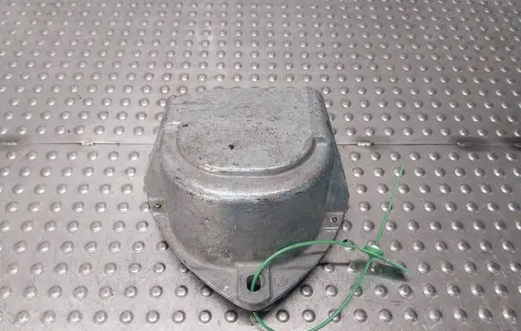 Engine mount vacuum valve