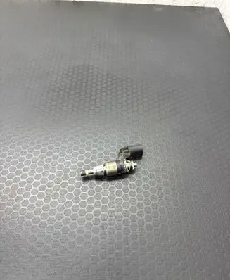 Volkswagen PASSAT B7 Fuel injector 03C906036J