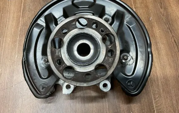 Mercedes-Benz E W213 Rear wheel hub spindle/knuckle A2133572600 A0004230100