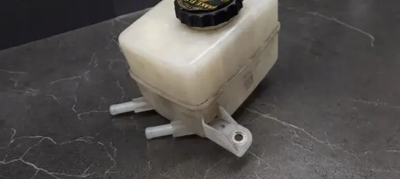 Lexus RX 450H Brake fluid reservoir 