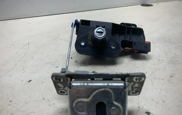 Opel Meriva A Tailgate exterior lock 09183495 32505603 19082003F