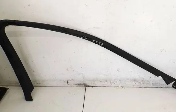 Mercedes-Benz C AMG W204 Front door glass trim molding 2047250171