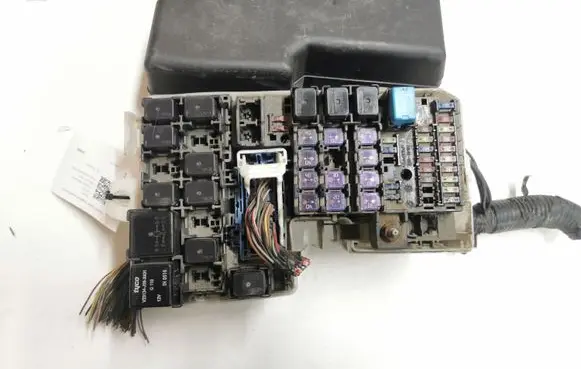 Mazda 5 Fuse module C23566760 8797YA1 K7005