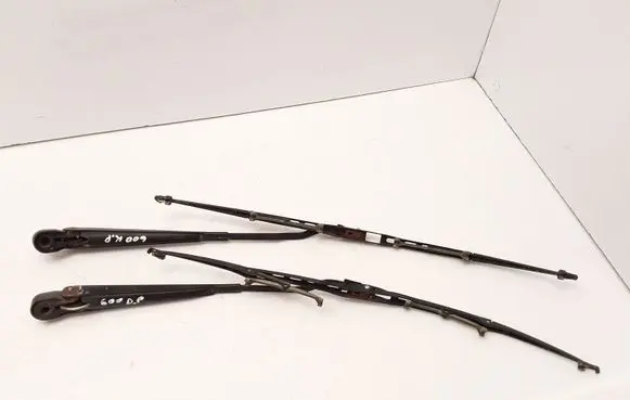 Mercedes-Benz W123 Front wiper blade arm