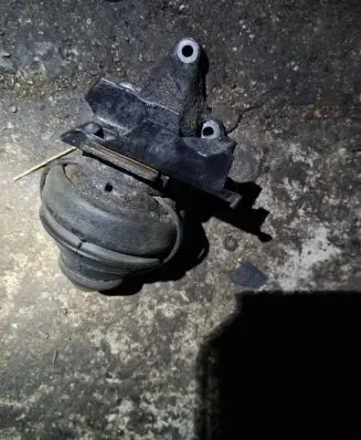 Volvo S60 Engine mount bracket