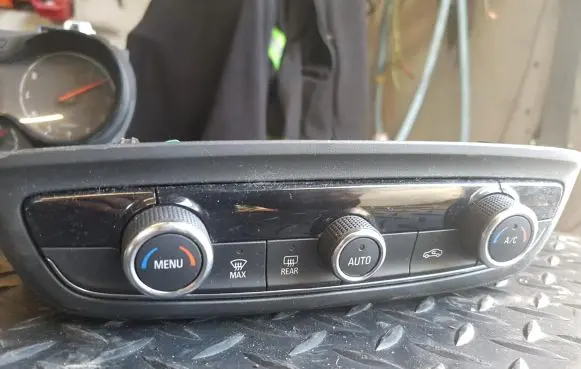 Opel Grandland X Climate control unit 98221492YX