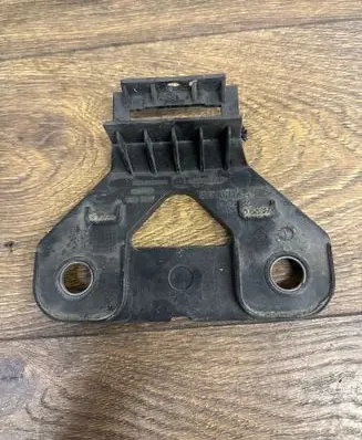 Front bumper mounting bracket