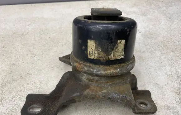 Engine mount bracket