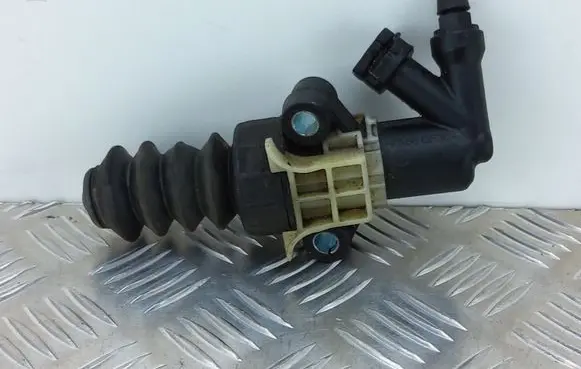 Mazda 3 II Clutch master cylinder D65141920
