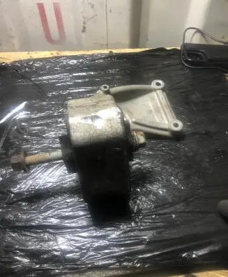 Jeep Grand Cherokee Engine mount bracket 52090308AE 3116