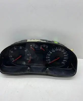 Volkswagen PASSAT B5 Speedometer (instrument cluster) 8831111245