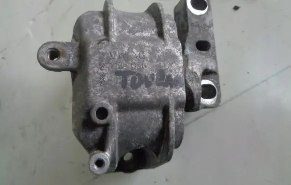 Volkswagen Touran I Engine mount bracket 1K0199262AS