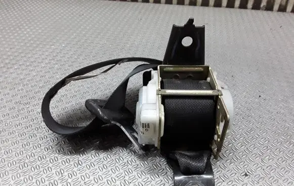 Nissan Maxima A34 Rear seatbelt