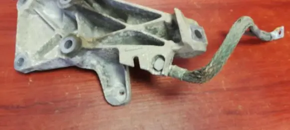 BMW 1 E81 E87 Engine mounting bracket 6776529
