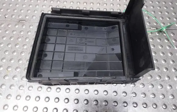 Volkswagen PASSAT B7 Fuse box cover S26380485 1K0937132F