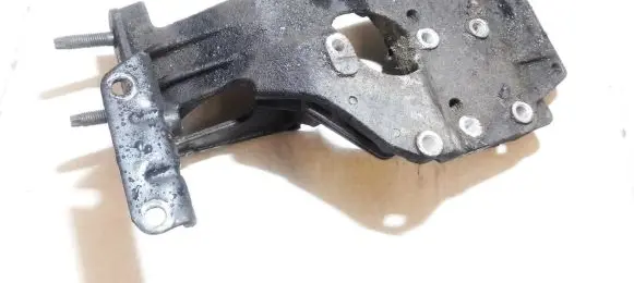Ford Mondeo MK I Engine mounting bracket
