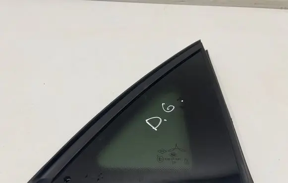 Renault Captur II Rear side window 833000871R