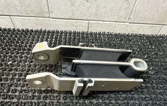 Volvo S60 Engine mount bracket 31401239