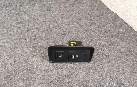 Land Rover Discovery 5 Tailgate/trunk/boot open switch FK7211654BC