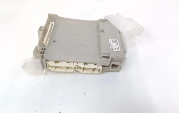 Toyota Prius+ (ZVW40) Fuse module 8273047420A