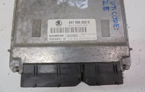 Skoda Fabia Mk1 (6Y) Engine control unit/module ECU 047906033D