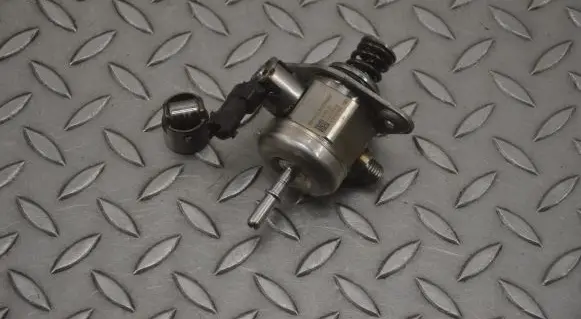 Alfa Romeo Giulia Fuel injection high pressure pump 50050785 04893752AA