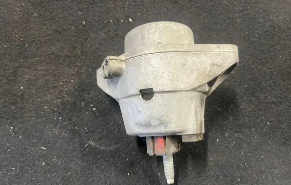 Chevrolet Camaro Engine mount bracket 23340392