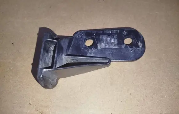 BMW 3 E36 Front bumper mounting bracket 81225781 511181225781