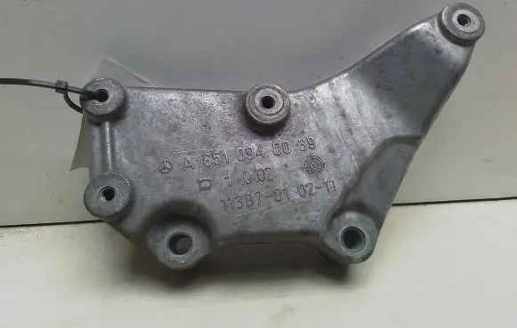 Mercedes-Benz C W204 Engine mounting bracket A6510940039 11387010211 1002