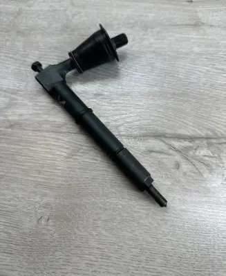 Nissan Almera Tino Fuel injector
