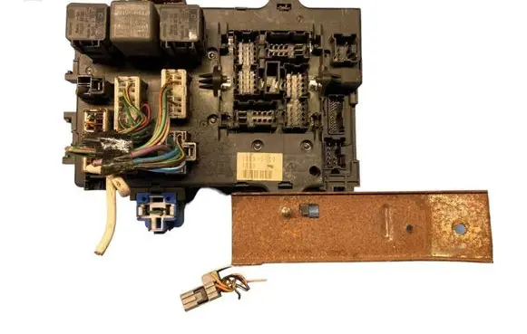 Nissan Terrano Fuse module 285519F905 7104664893 5WK48540