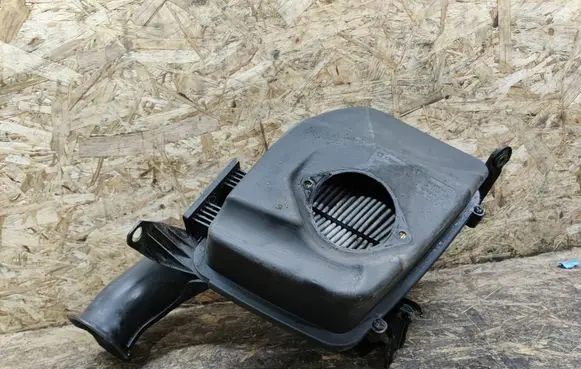 Cadillac SRX Air filter box 25764513