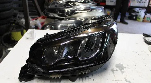 Peugeot 208 Headlight/headlamp 9833036380