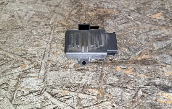 Volkswagen PASSAT B6 Seat heating relay 1K0959772