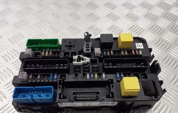 Opel Astra H Fuse box cover 13180773