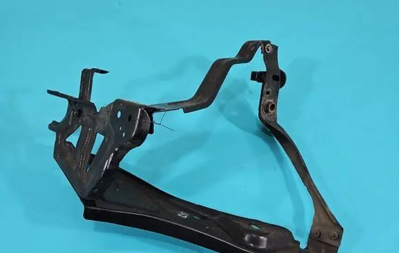 Front bumper mounting bracket