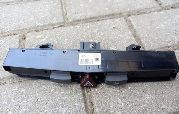 Opel Zafira B Hazard light switch 13100105