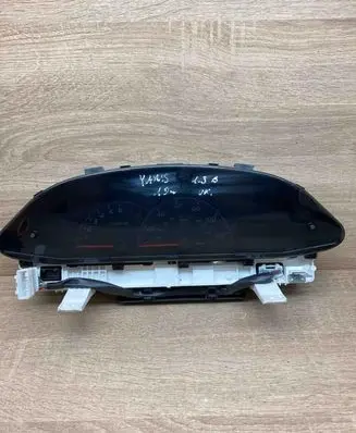 Toyota Yaris Speedometer (instrument cluster) 838000DG30 MB2574500222 MPH