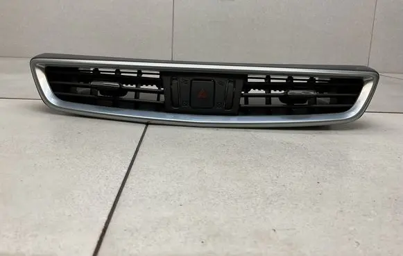 Nissan Qashqai Dash center air vent grill 687504EA0B 68750HV50A