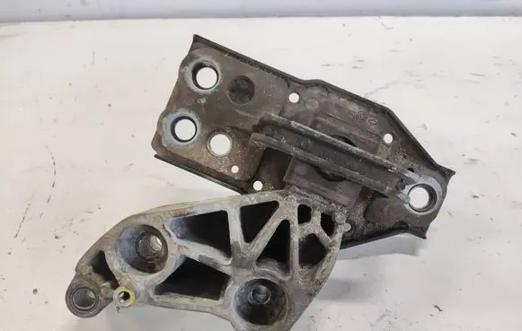 Nissan X-Trail T31 Engine mount bracket 575AF100C FDX000268