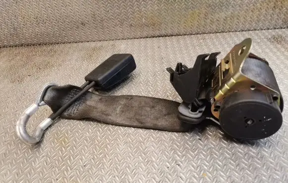 Middle seatbelt (rear)