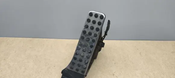 Accelerator throttle pedal