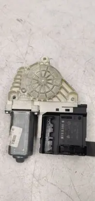 Volkswagen PASSAT B6 Front door window regulator motor 1K0959701C