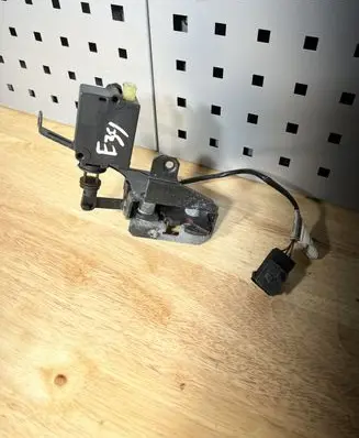 BMW 5 E39 Tailgate window lock/catch/latch 8238469