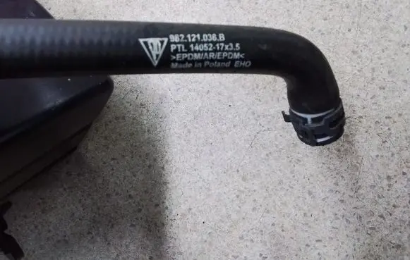 Porsche Boxster 982 Engine coolant pipe/hose 982121036B