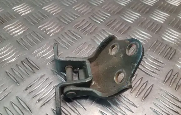 Hyundai Galloper Rear door lower hinge