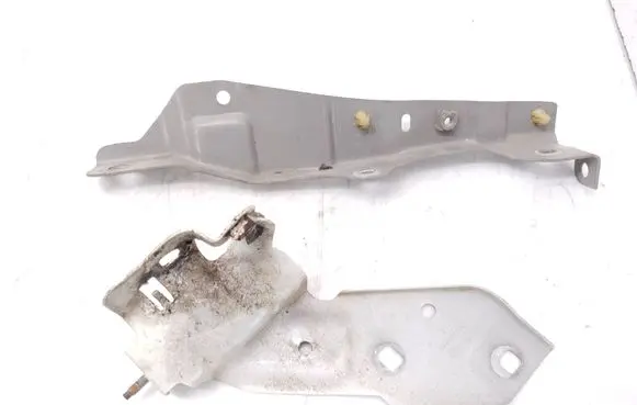 Renault Clio IV Fender mounting bracket 620431659R 641345024R DV369