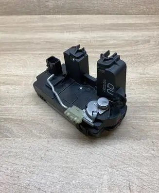 Opel Vectra C Rear door lock 13210761